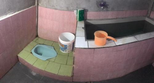 KomodoORA KOMODO HOME STAY的一间带卫生间和垃圾桶的浴室