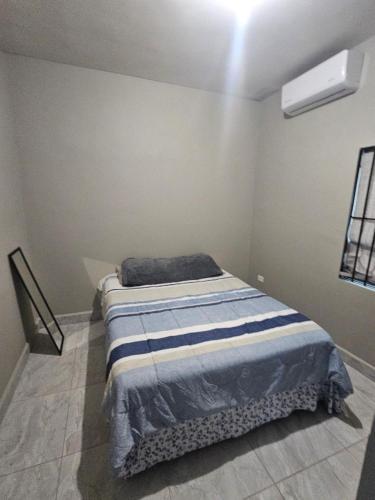马塔莫罗斯Departamento madroño的一间卧室配有一张带蓝色毯子的床