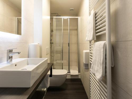 克勒伊斯贝尔亨Villa Col 38的白色的浴室设有水槽和卫生间。
