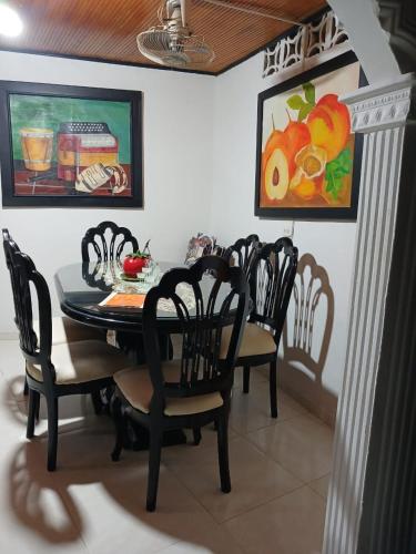 巴耶杜帕尔Alojamiento festival vallenato的一间用餐室,配有黑色的桌子和椅子