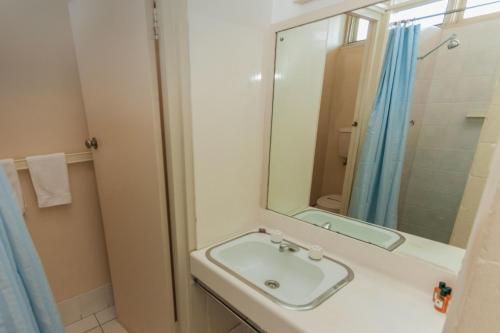 莫鲁亚莫鲁亚海滨酒店汽车旅馆的一间带水槽和镜子的浴室