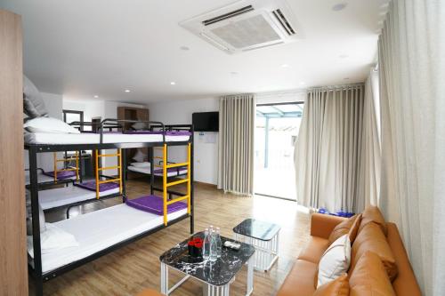 广宁Thanh Măng Hotel的一间带双层床和沙发的客厅