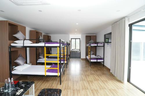 广宁Thanh Măng Hotel的宿舍间配有双层床。