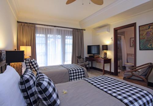海神庙Villa Ocean的酒店客房配有两张床和一张书桌