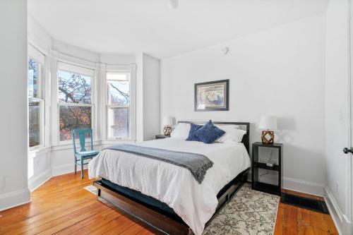 圣保罗Maple Manor的白色卧室配有床和蓝椅