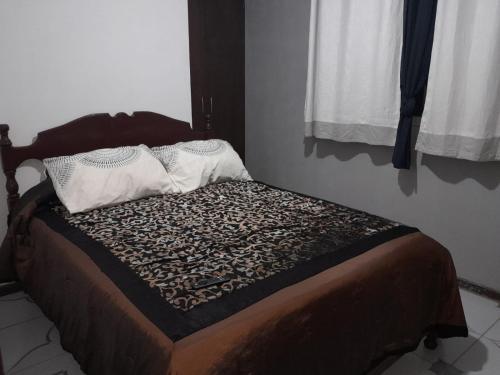 科恰班巴DEPARTAMENTO COMODO DUPLEX Zona Norte的一张床上有两个枕头的房间