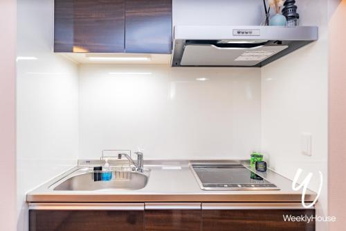 大津WeeklyHouse Silto Crete - Vacation STAY 61955v的厨房配有水槽和炉灶 顶部烤箱