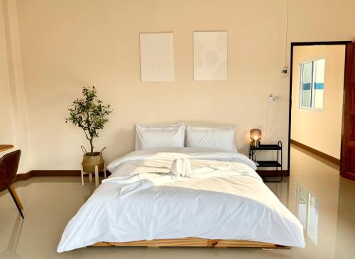 春蓬Willow Pillow Guest House & Poshtel的一间卧室配有一张带白色床单的大床
