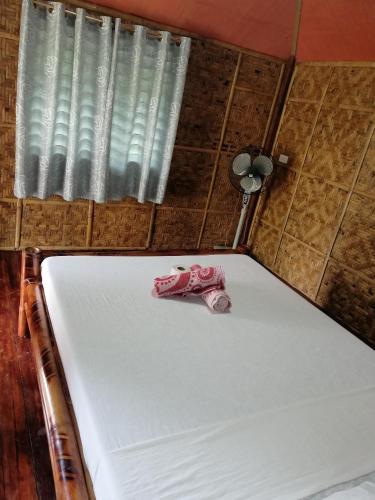 邦劳Villa Tabitha的房间里的一张带毛巾的床