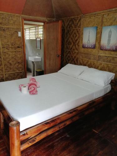 邦劳Villa Tabitha的一张位于带白色床单的房间的床铺