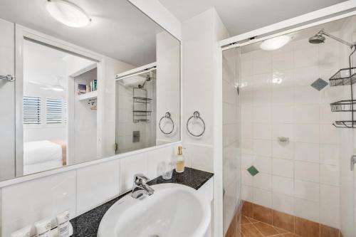 马库拉Stunning 3-Bed Retreat in Marcoola with Pool & Gym的白色的浴室设有水槽和淋浴。