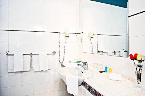 汉密尔顿VR汉密尔顿酒店的白色的浴室设有水槽和镜子