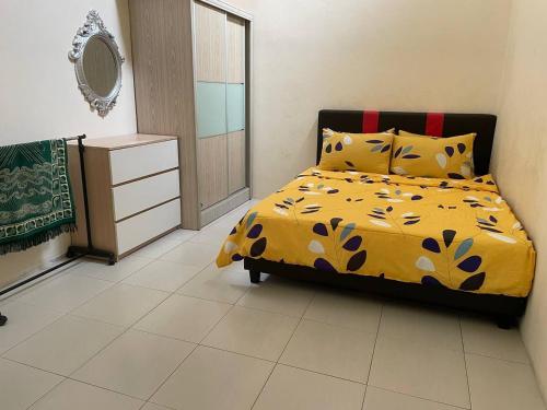 宋溪Homestay Samsul Sungkai的一间卧室配有一张黄色棉被的床