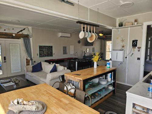 巴拿马城海滩Hidden Gem Guest House的客厅配有沙发和桌子