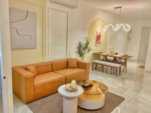吉隆坡Lila Suites Quill Residences Klcc的客厅配有沙发和桌子