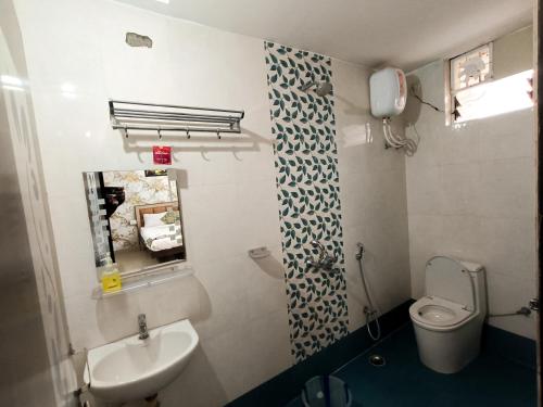 兰奇StayVilla Royal Executive Rooms的一间带卫生间和水槽的浴室