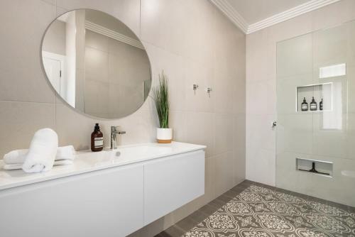 奥兰治Sanlor Suite 2 - Luxury, Comfort & Style的白色的浴室设有水槽和镜子
