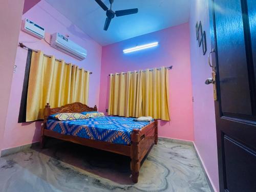 根尼亚古马里Tamizh Nest - தமிழ்க்குடில்的一间卧室设有一张床和天花板