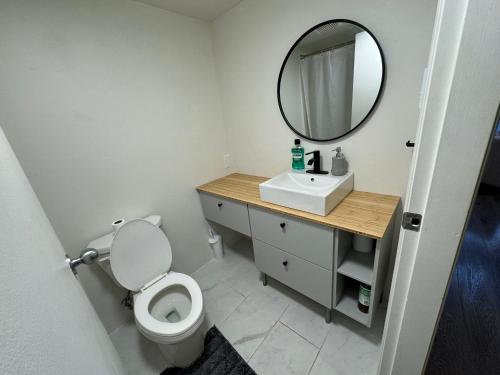 温哥华LUXURY LOFT IN DOWNTOWN VANCOUVER的浴室设有白色的卫生间和镜子