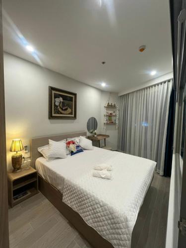 头顿Premium 2pn The Sóng 5 Sao Homestay Khánh Vân的一间卧室配有一张带白色床单的大床