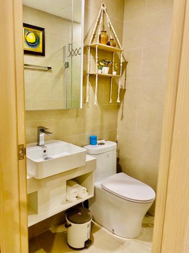 头顿Premium 2pn The Sóng 5 Sao Homestay Khánh Vân的浴室配有白色卫生间和盥洗盆。