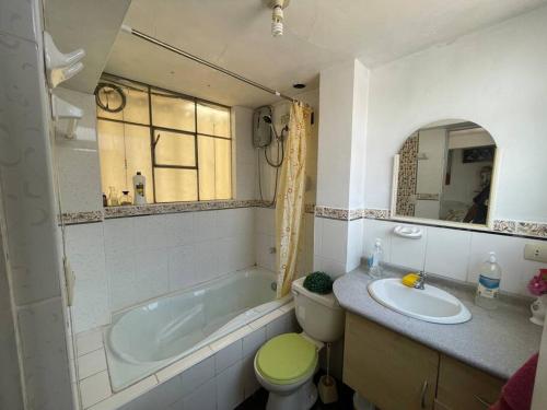 普诺Departamento Céntrico, cómodo y acogedor的带浴缸、卫生间和盥洗盆的浴室
