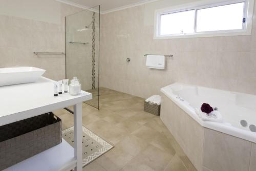 Myrrhee布鲁克菲尔德别墅的白色的浴室设有浴缸和水槽。