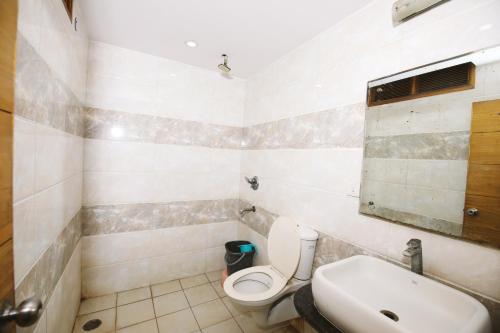 新德里Hotel Lav-Kush的一间带卫生间和水槽的浴室