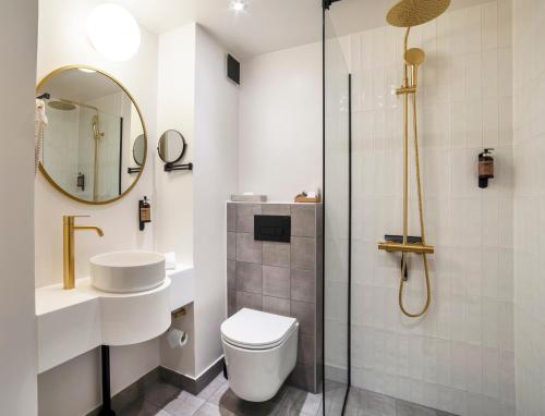 海莱乌Go Hotel Herlev的浴室配有卫生间、盥洗盆和淋浴。