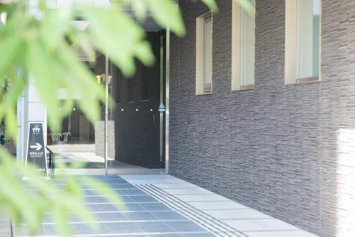 名古屋名古屋伏见桑科旅馆的砖砌建筑的敞开门