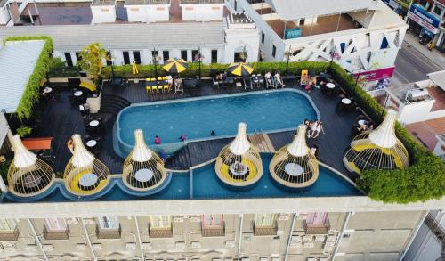 暹粒The Twizt - Lifestyle Hostel & Hotel的大楼游泳池的顶部景色