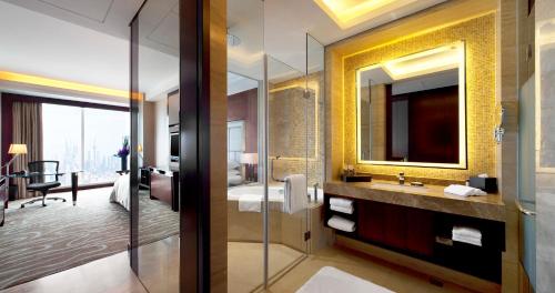上海上海虹口三至酒店的一间带水槽和镜子的浴室