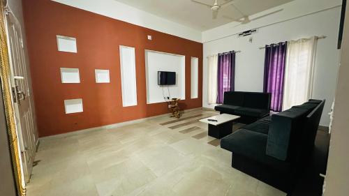 卡尔佩特塔Western Ghats Holiday Home的带沙发和电视的客厅