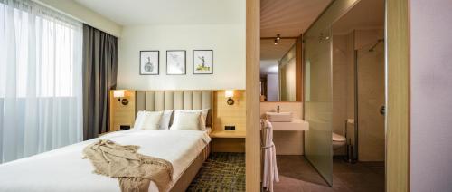 索非亚Be One Hotel的一间酒店客房 - 带一张床和一间浴室