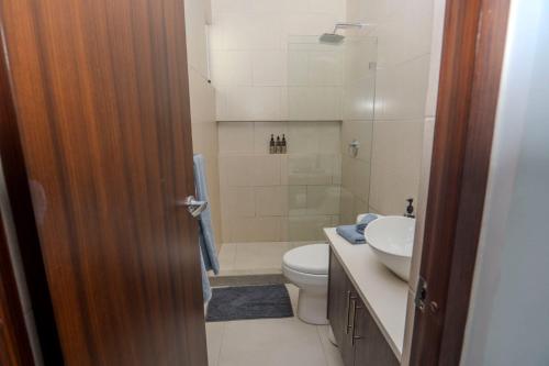 雅科Villa Paraiso do Mar的浴室配有卫生间、盥洗盆和淋浴。