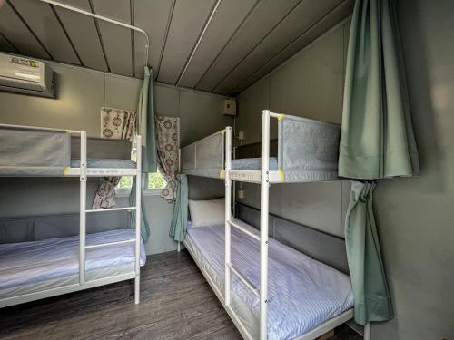 Yü-lan鉄木彩虹小屋的一间房间,设有三张双层床