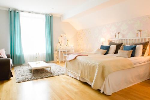 Nykvarn维比纳斯农场及会议中心酒店的一间卧室配有一张带蓝色窗帘的大床