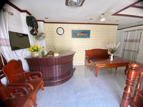 琅勃拉邦Xuan Keo place house 2的一间带浴缸和桌椅的客厅
