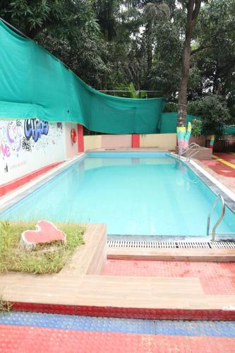 孟买Vellankani Resort Gorai的一个带滑梯的大型游泳池