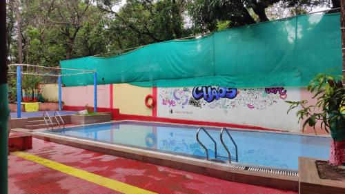 孟买Vellankani Resort Gorai的一个带绿色屋顶的大型游泳池
