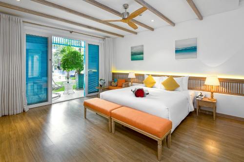 岘港Risemount Premier Resort Da Nang的卧室设有一张白色大床和一扇窗户。