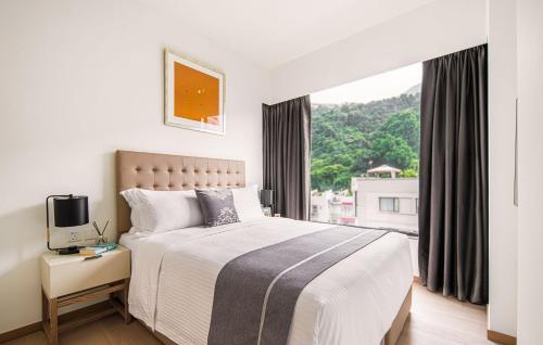 香港Eaton Residences, Blue Pool Road的一间卧室设有一张大床和一个窗户。