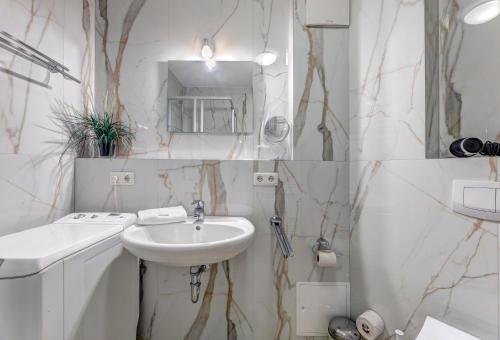 塞巴特阿尔贝克Haus Meerblick - 15的白色的浴室设有水槽和镜子