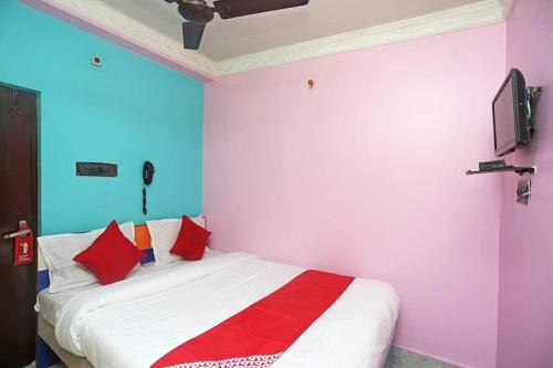 kolkataHotel continental的一间卧室设有一张红色和蓝色的墙壁床。