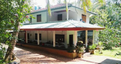 马特莱Geeth Lanka River Resort的红色屋顶的房子