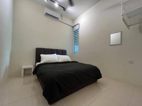 实兆远Double Seven Eight Homestay SemiD at Bandar Baru Setia Awan Perdana的一间白色客房内的黑色床卧室