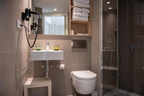 巴塞罗那MH城市公寓酒店的浴室配有卫生间、盥洗盆和淋浴。