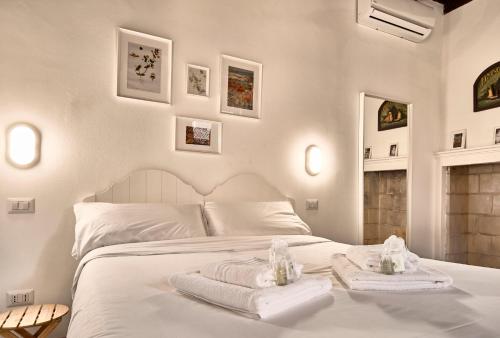 米兰Navigli Elyon apartment的卧室配有白色床和毛巾
