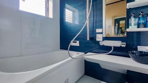 大岛QUENOS的带浴缸和盥洗盆的浴室
