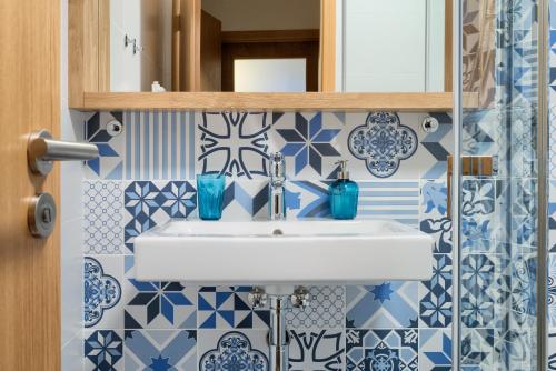 卢捷拿纳德德斯努2. Apartmán na Faře mezonet的浴室设有水槽和蓝色及白色瓷砖